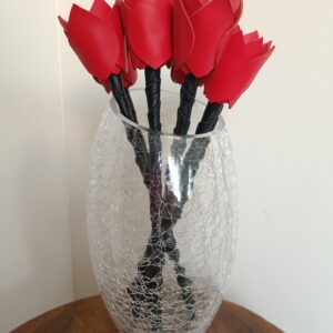 Bouquet de fleurs en cuir rouge et noir upcyclé, fait main en France. Dans un vase