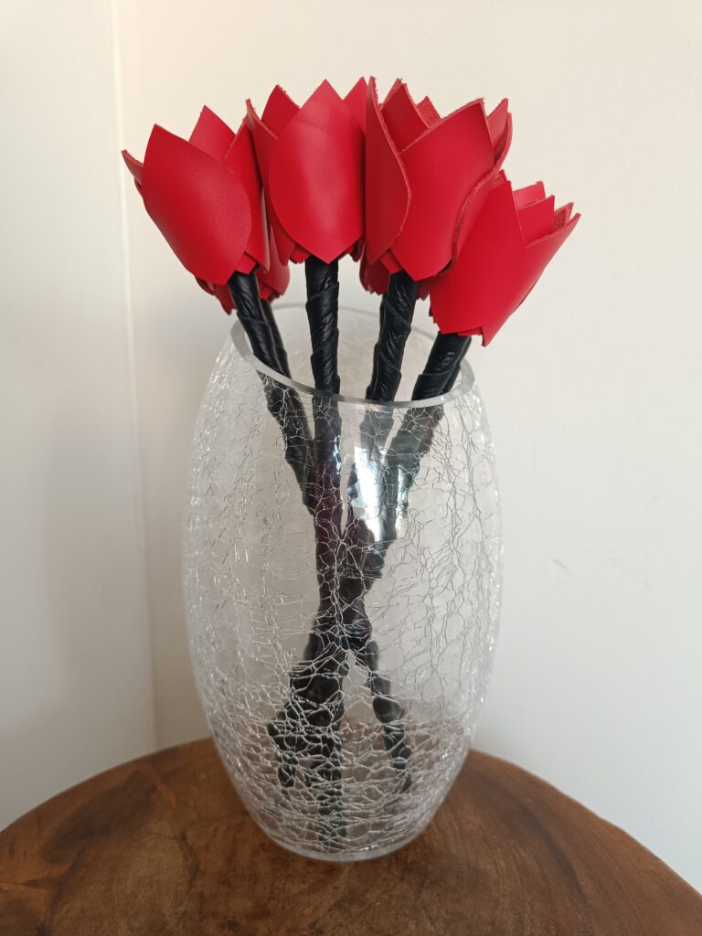 Bouquet de fleurs en cuir rouge et noir upcyclé, fait main en France. Dans un vase