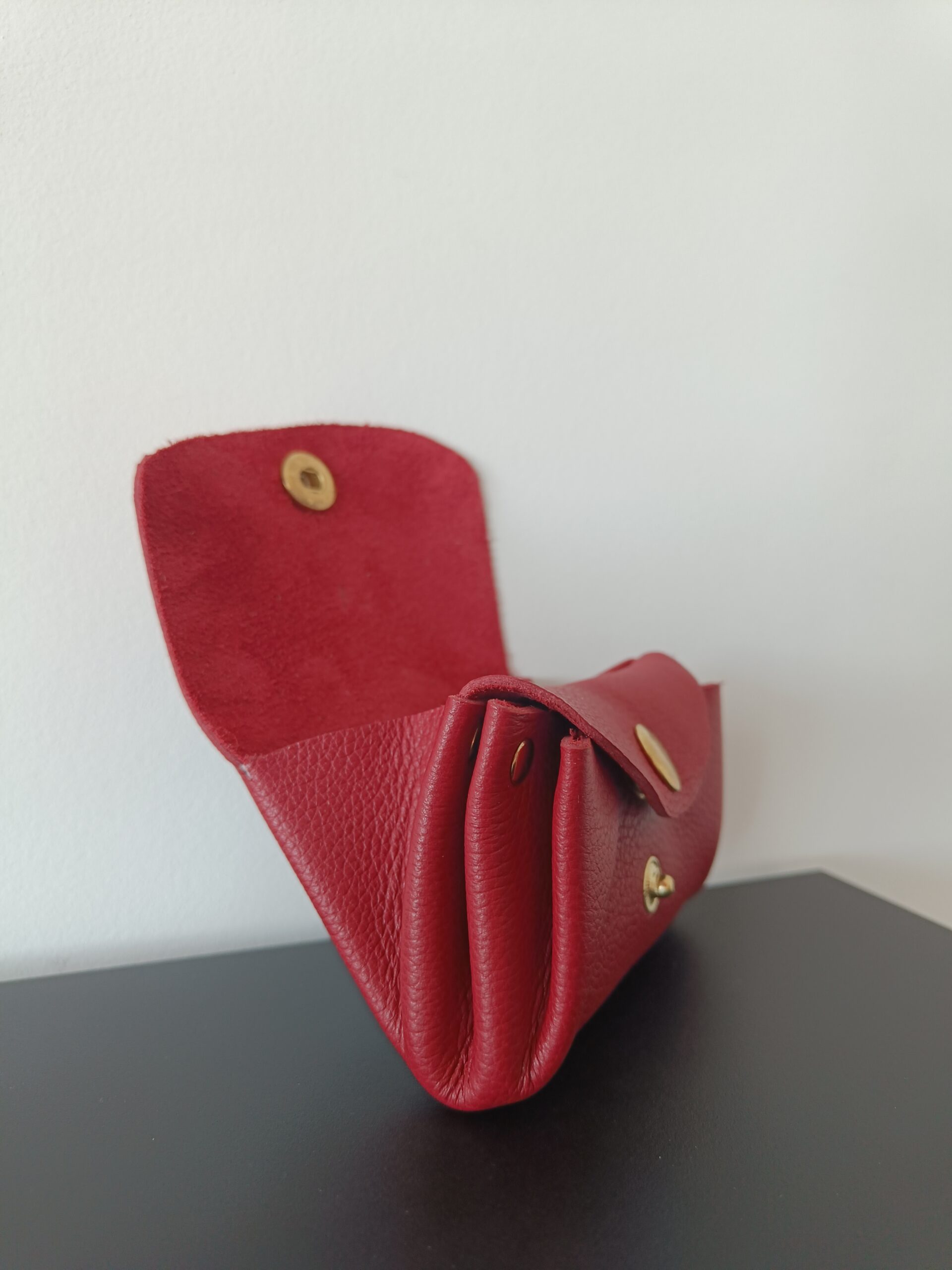 Porte-monnaie pourpre en cuir upcyclé fait main en France, vue de profil