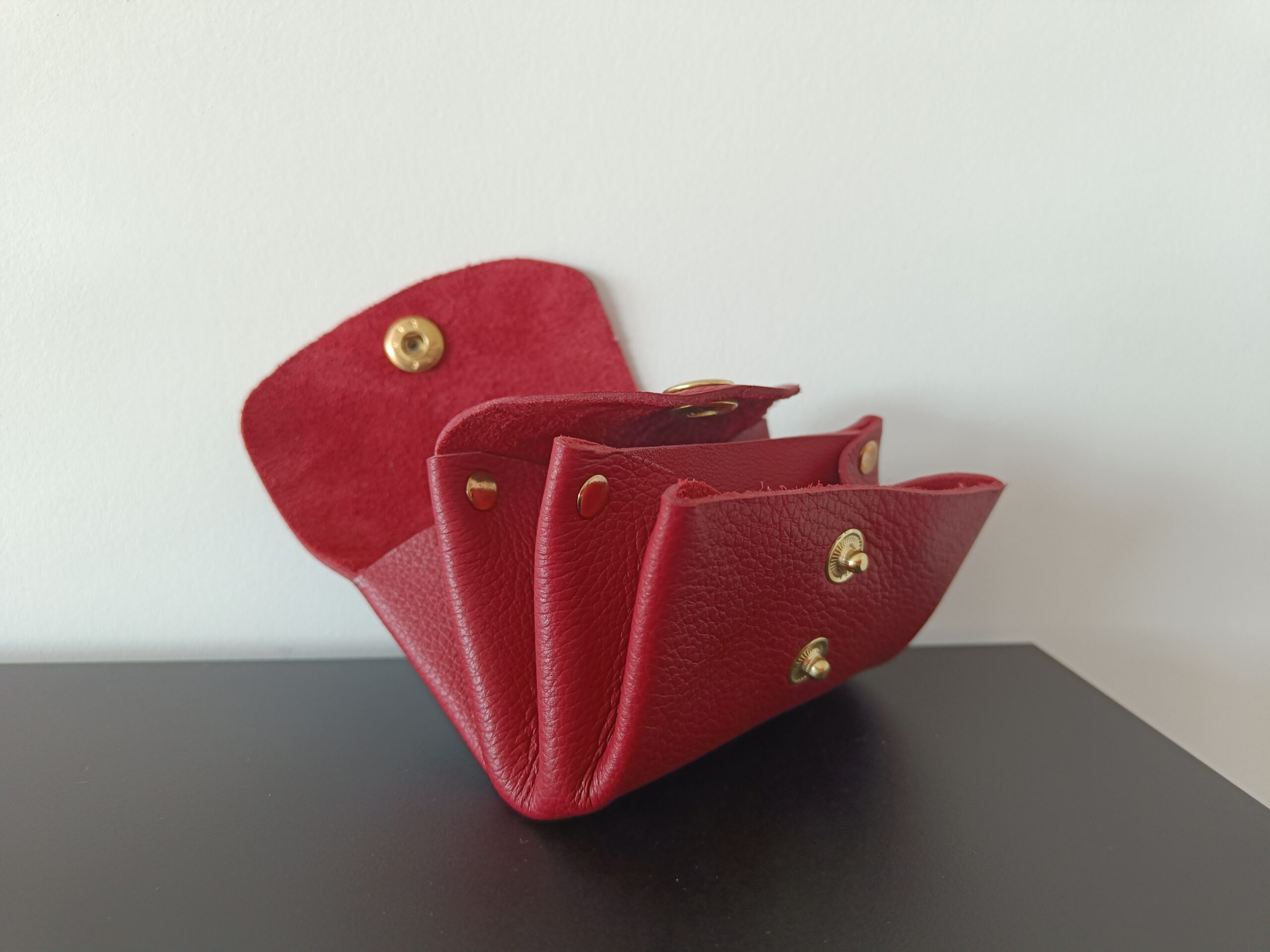 Porte-monnaie pourpre en cuir upcyclé fait main en France, vue de profil ouvert