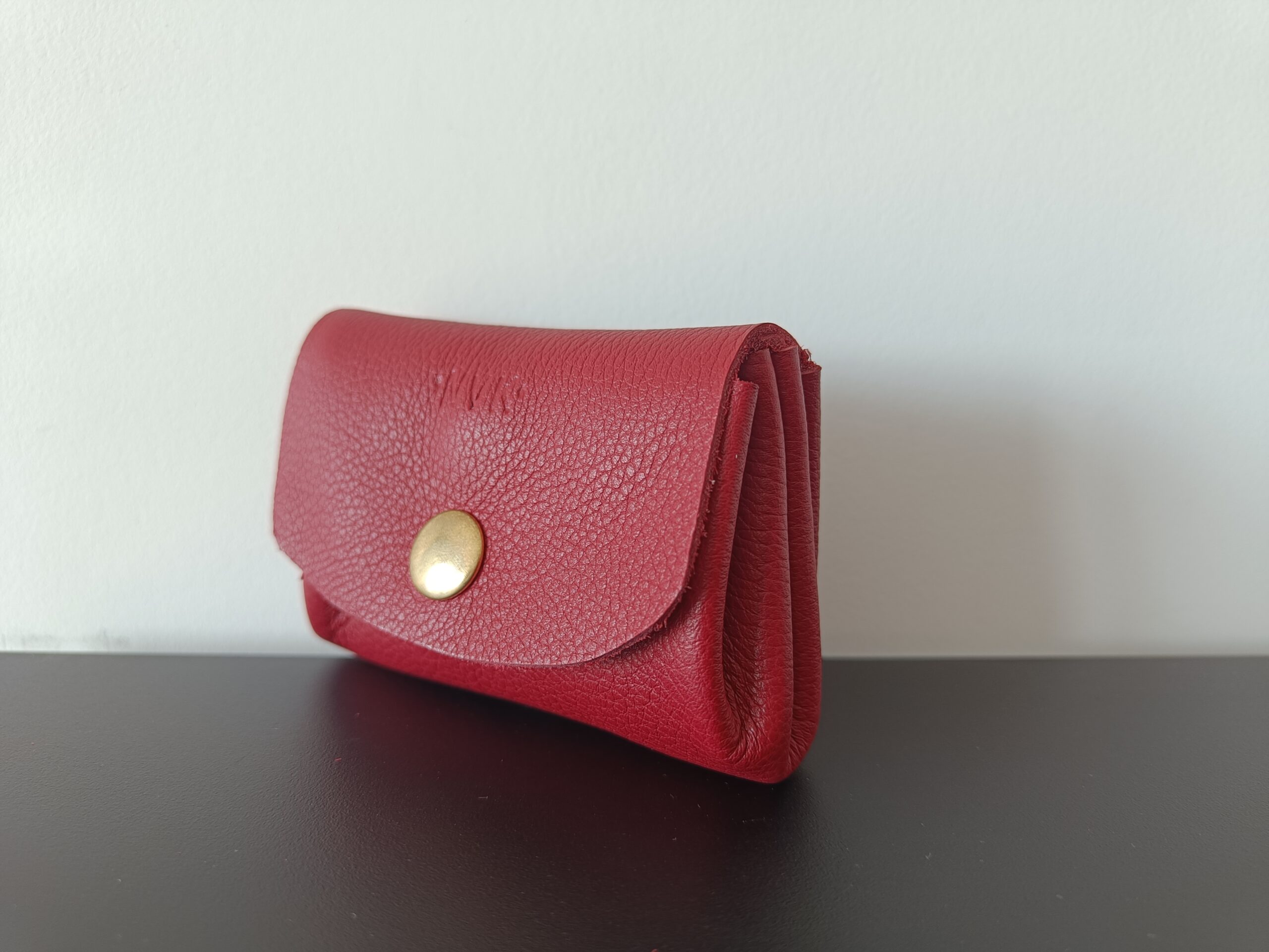 Porte-monnaie pourpre en cuir upcyclé fait main en France, vue de profil