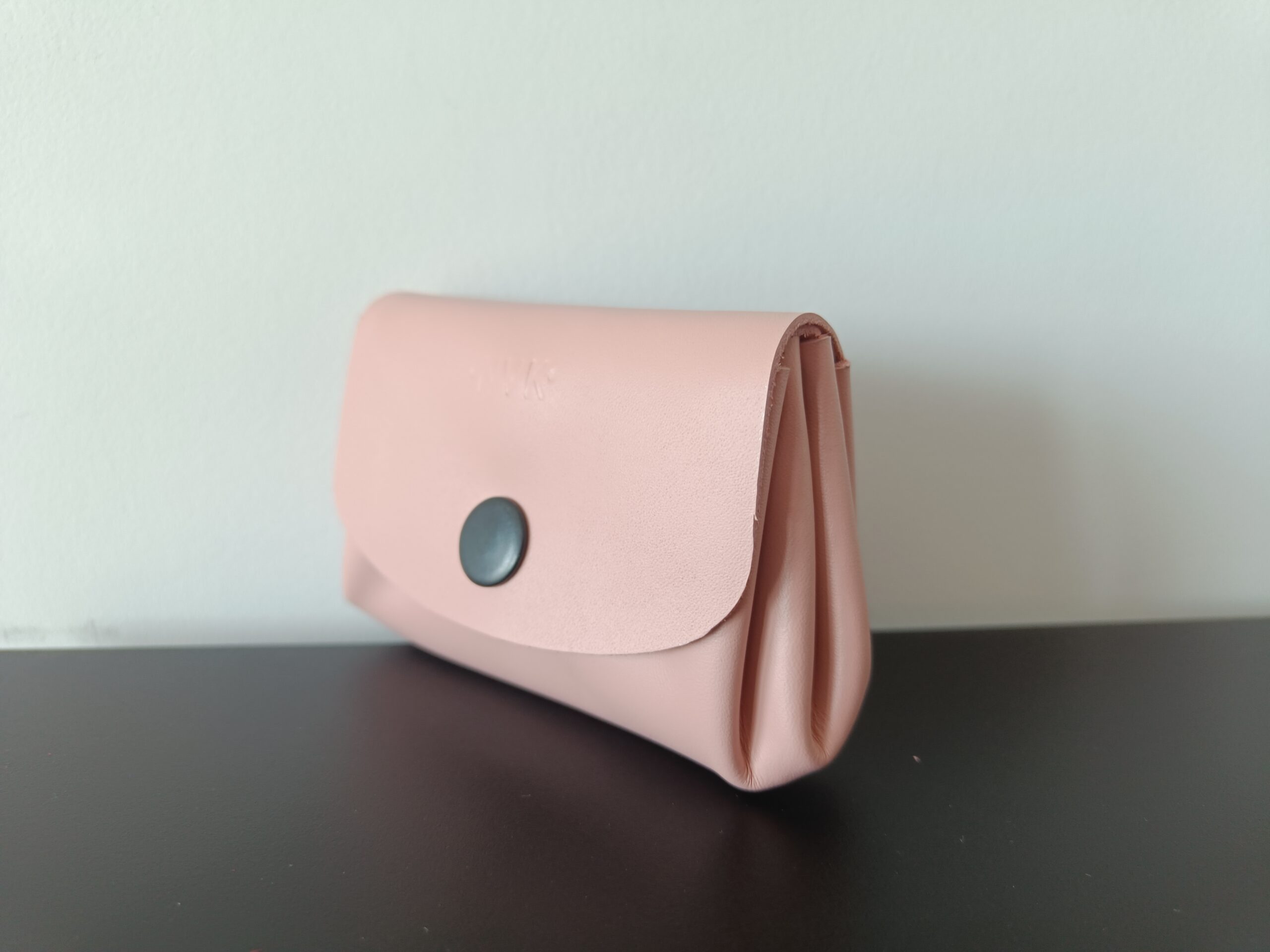 Vue de profil porte-monnaie rose poudré en cuir upcyclé fait main en France