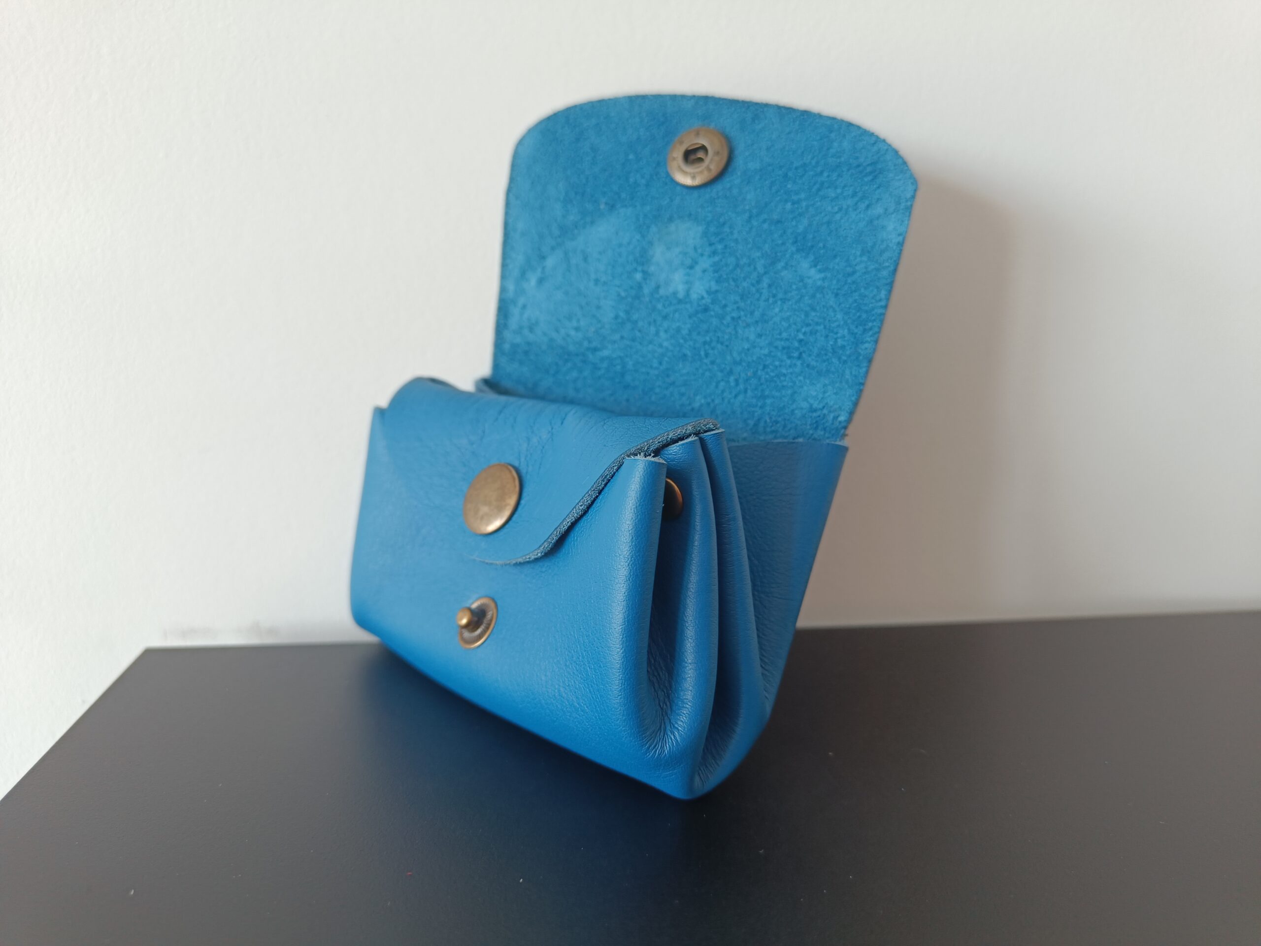 Porte-monnaie bleu en cuir upcyclé fait main en France, ouvert