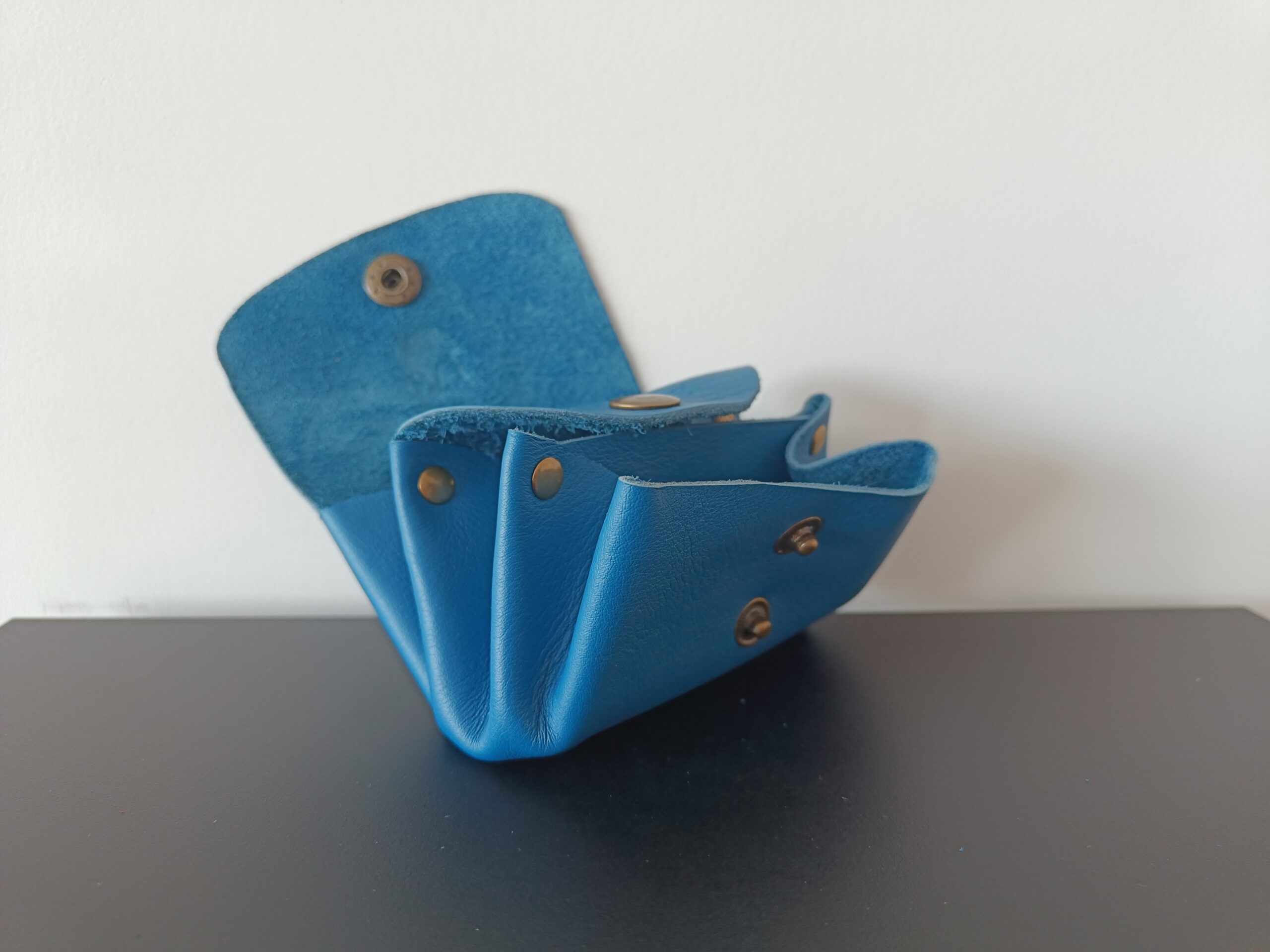 Porte-monnaie bleu en cuir upcyclé fait main en France, ouvert de profil