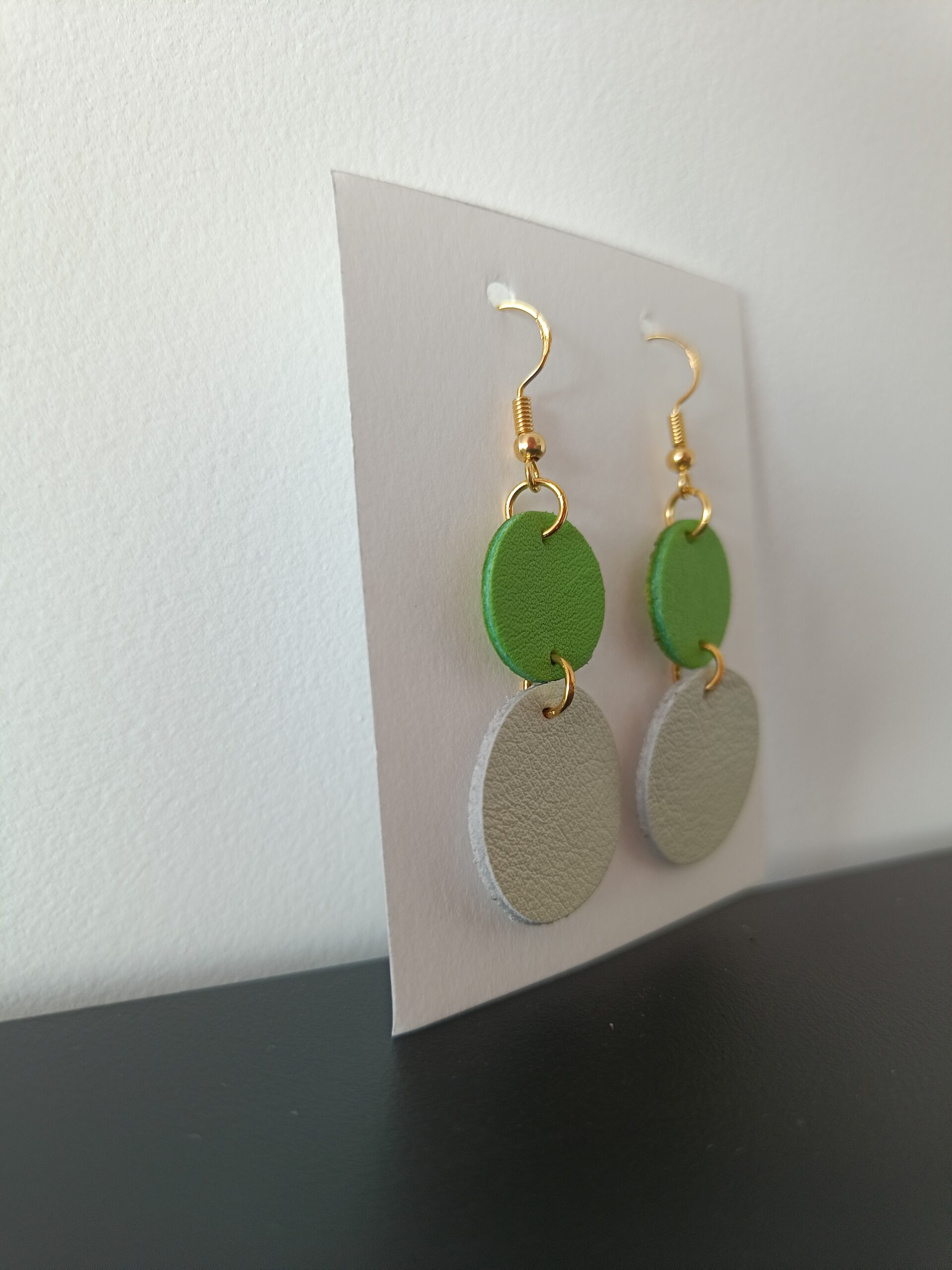 Boucles d'oreilles vert clair et beige en cuir upcyclé fabriquées à la main en France, vue de profil, doré