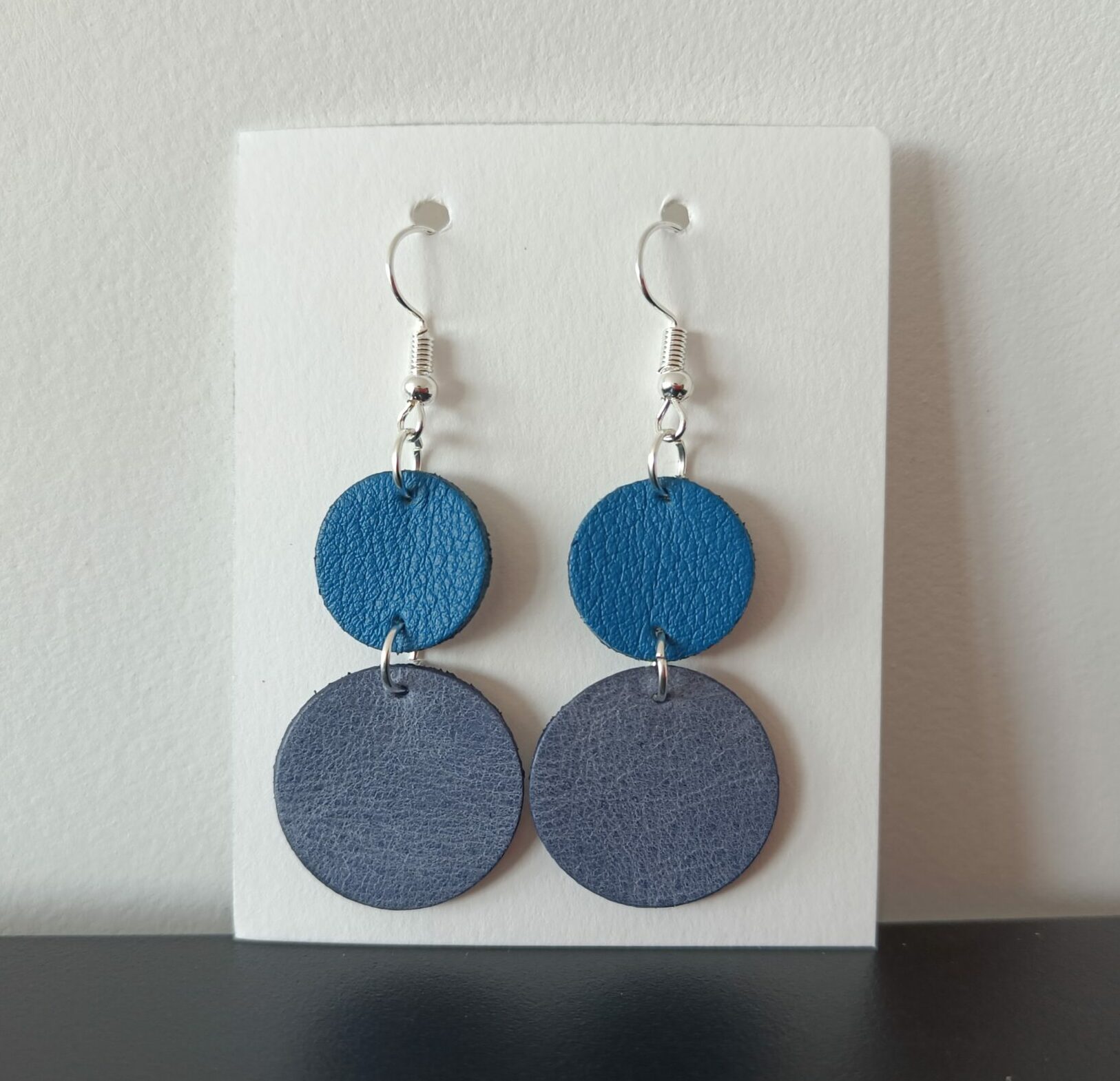 Boucles d'oreilles nuances de bleu argent en cuir upcyclé fabriquées à la main en France