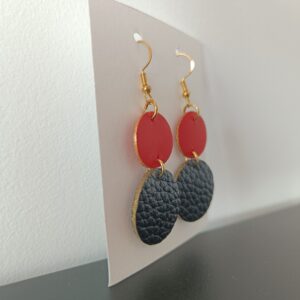 Boucles d'oreilles rouge et noir, dorées en cuir upcyclé fabriquées à la main en France, vue de profil droit