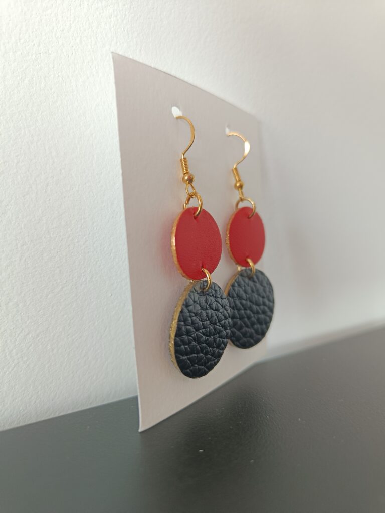 Boucles d'oreilles rouge et noir, dorées en cuir upcyclé fabriquées à la main en France, vue de profil droit
