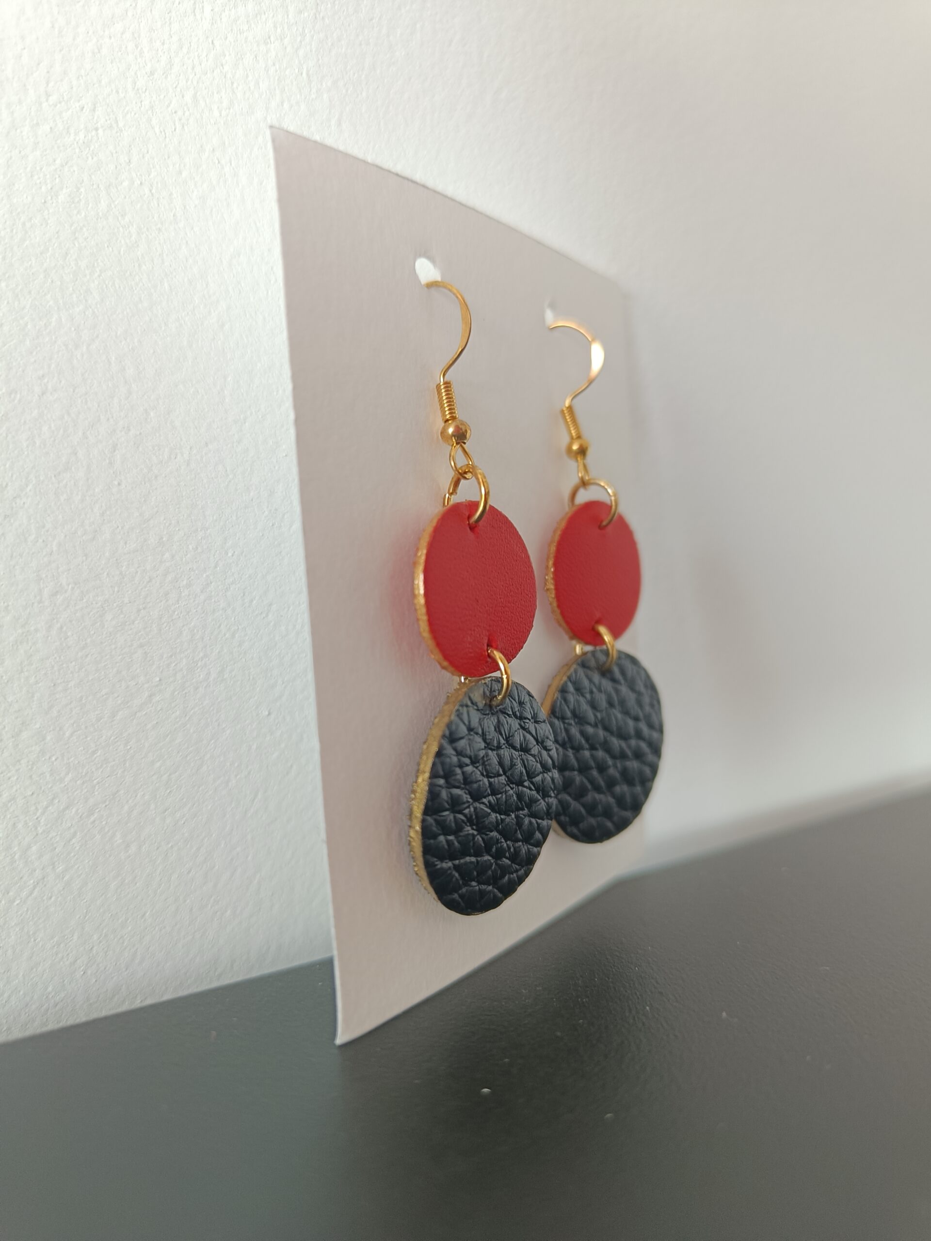 Boucles d'oreilles rouge et noir, dorées en cuir upcyclé fabriquées à la main en France, vue de profil droit