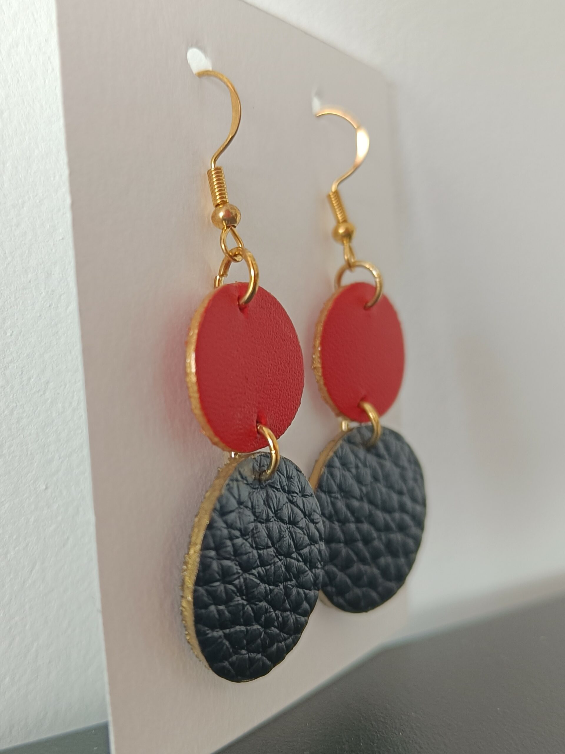 zoom sur Boucles d'oreilles rouge et noir, dorées en cuir upcyclé fabriquées à la main en France