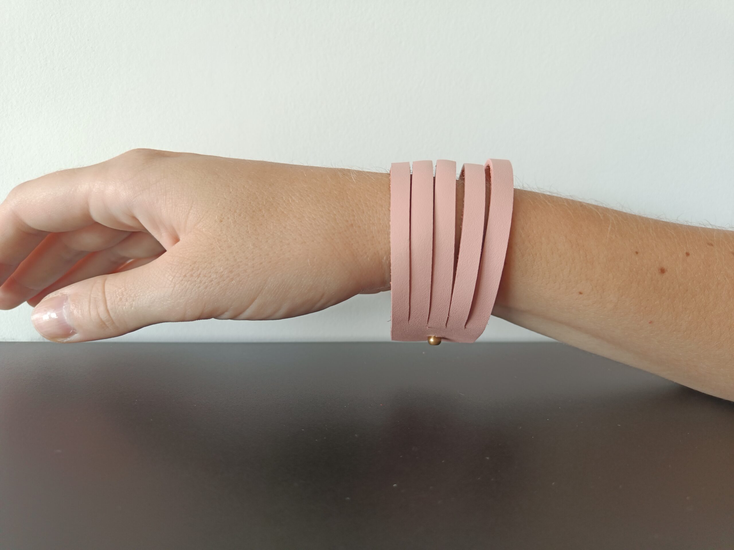 Bracelet en cuir upcyclé fait main en France, porté sur le bras