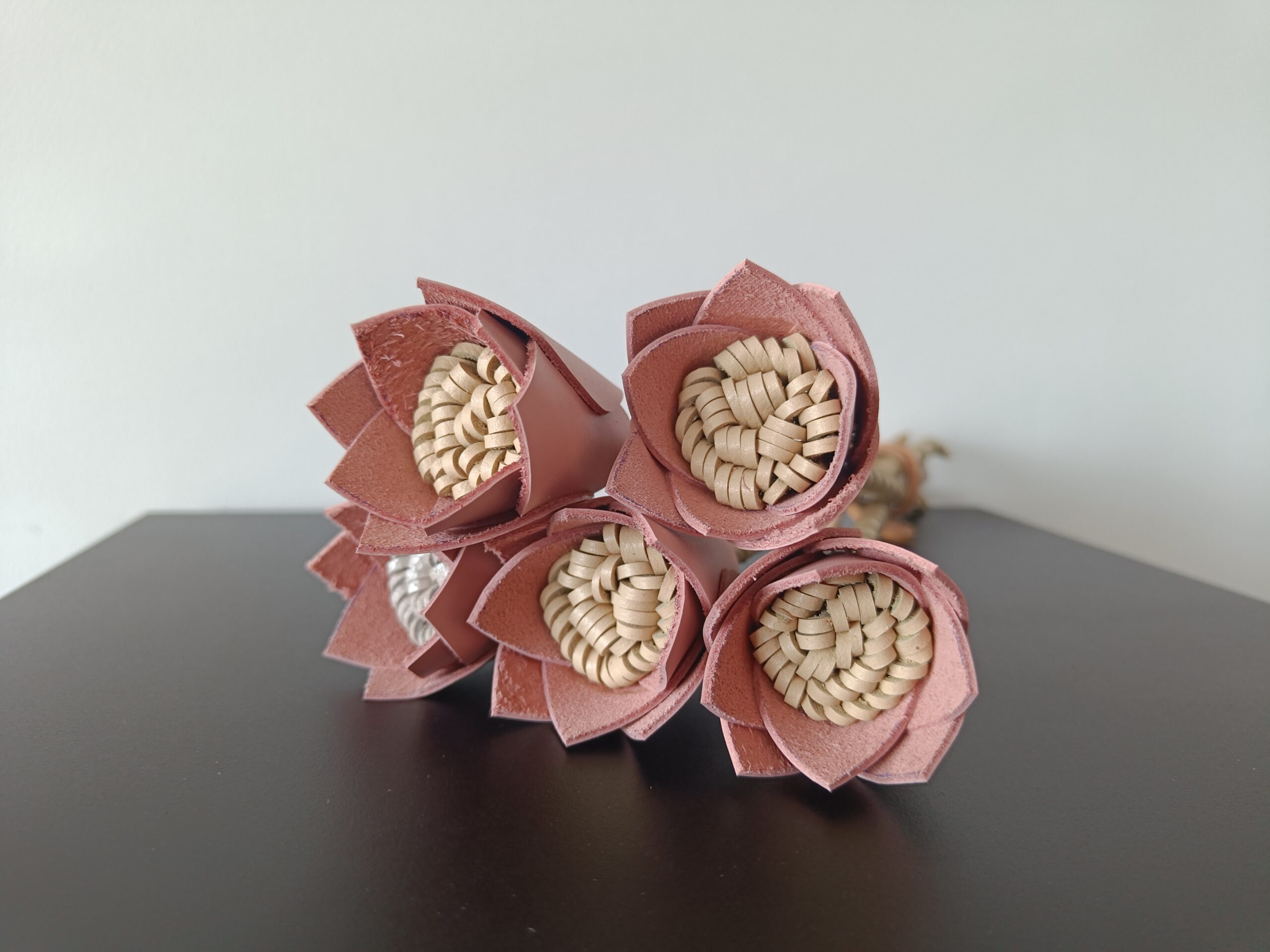 Bouquet de fleurs en cuir upcyclé rose poudré fabriquée à la main en France