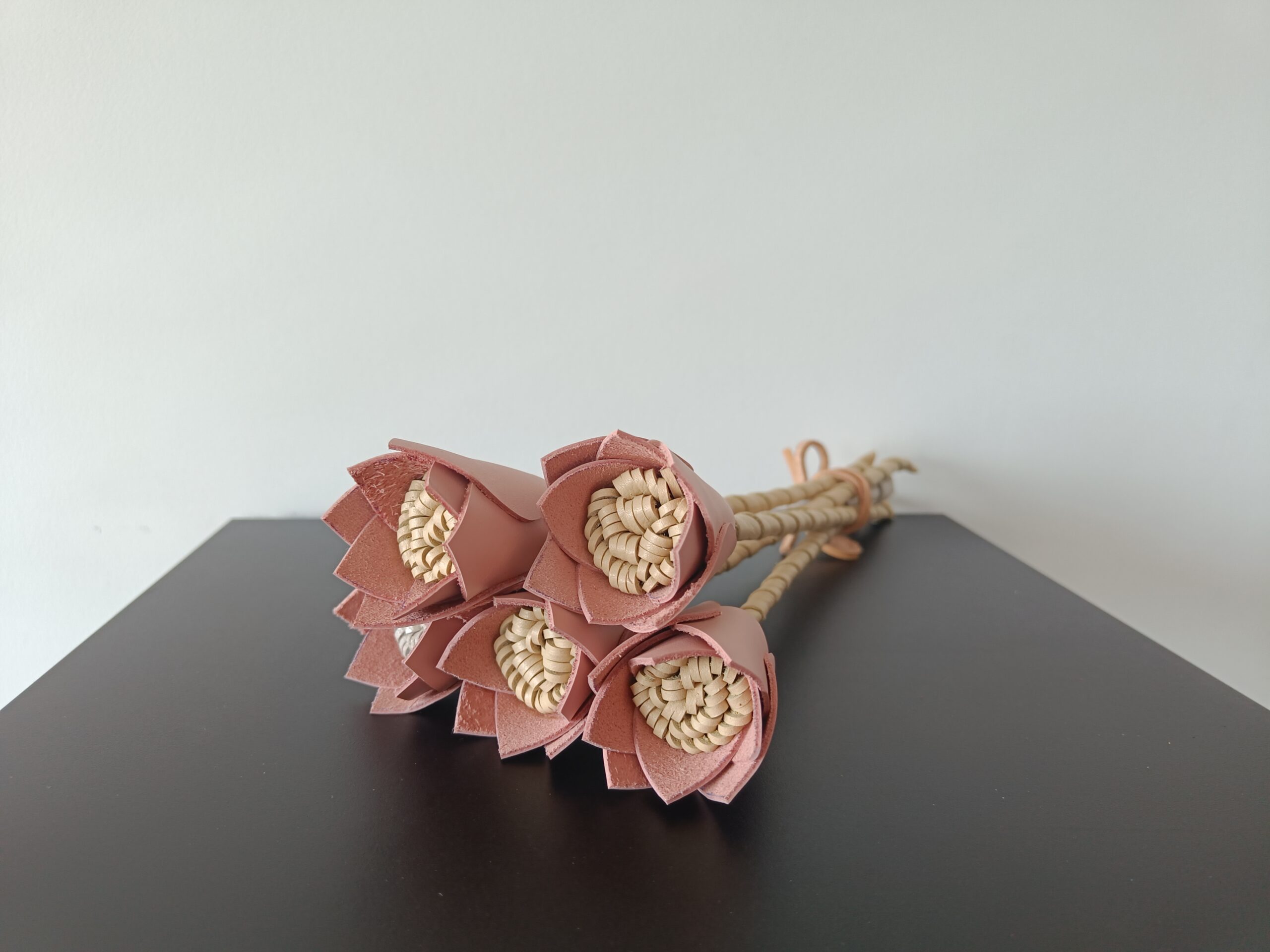 Bouquet de fleurs en cuir upcyclé rose poudré fabriquée à la main en France, vue de profil