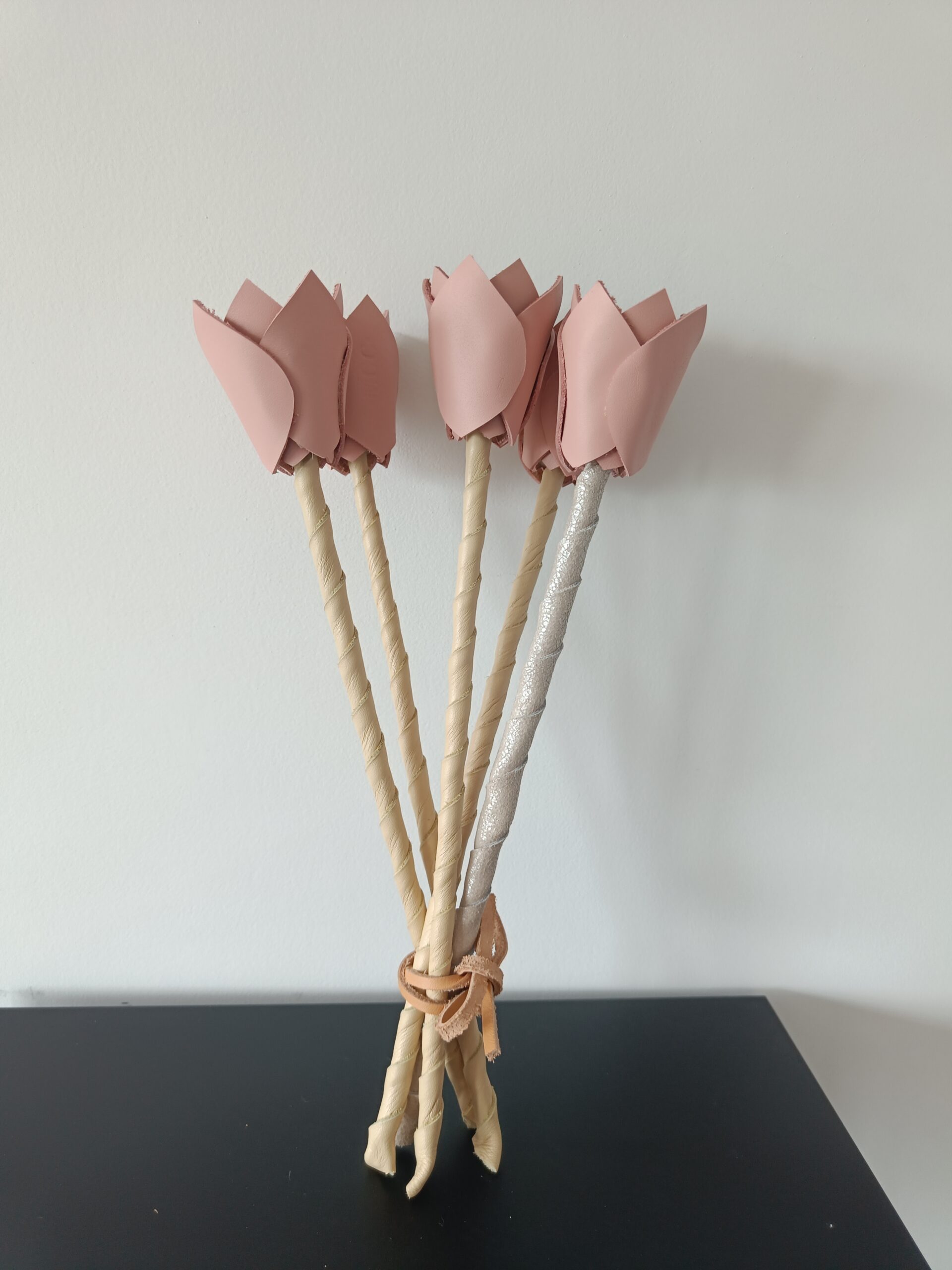 Bouquet de fleurs en cuir upcyclé rose poudré fabriquée à la main en France