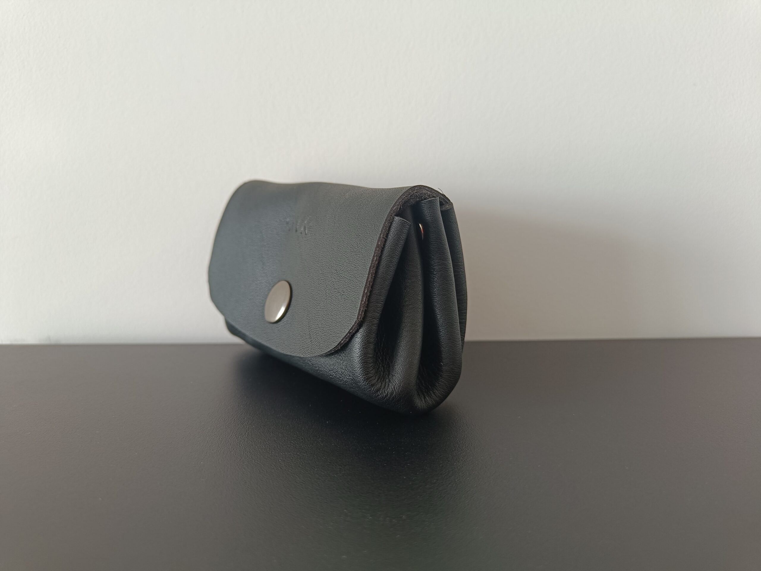 Porte-monnaie noir en cuir upcyclé fait main en France, vue de profil