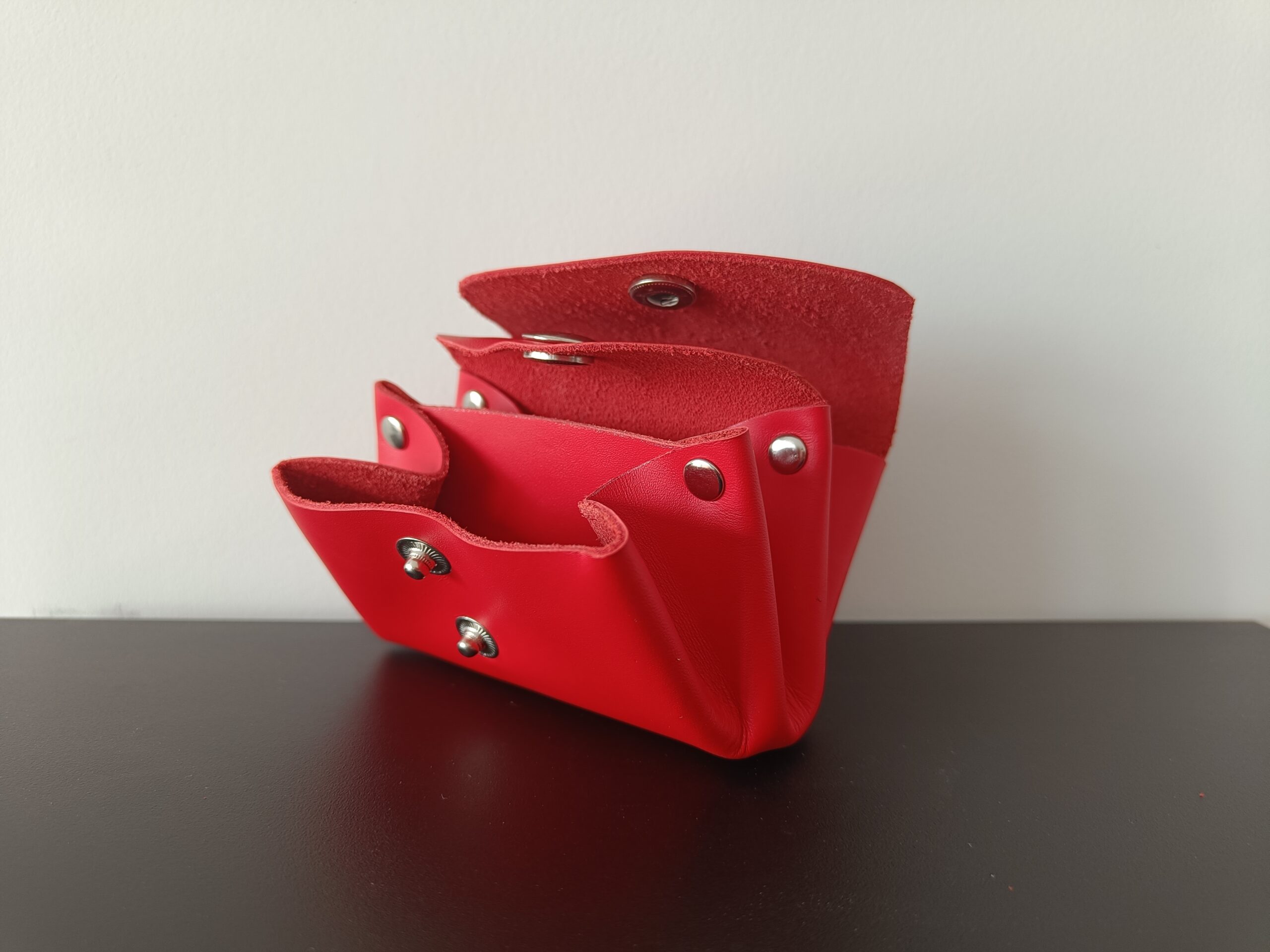 Porte-monnaie rouge mat bouton argent en cuir upcyclé fait main en France, vue de profil ouvert