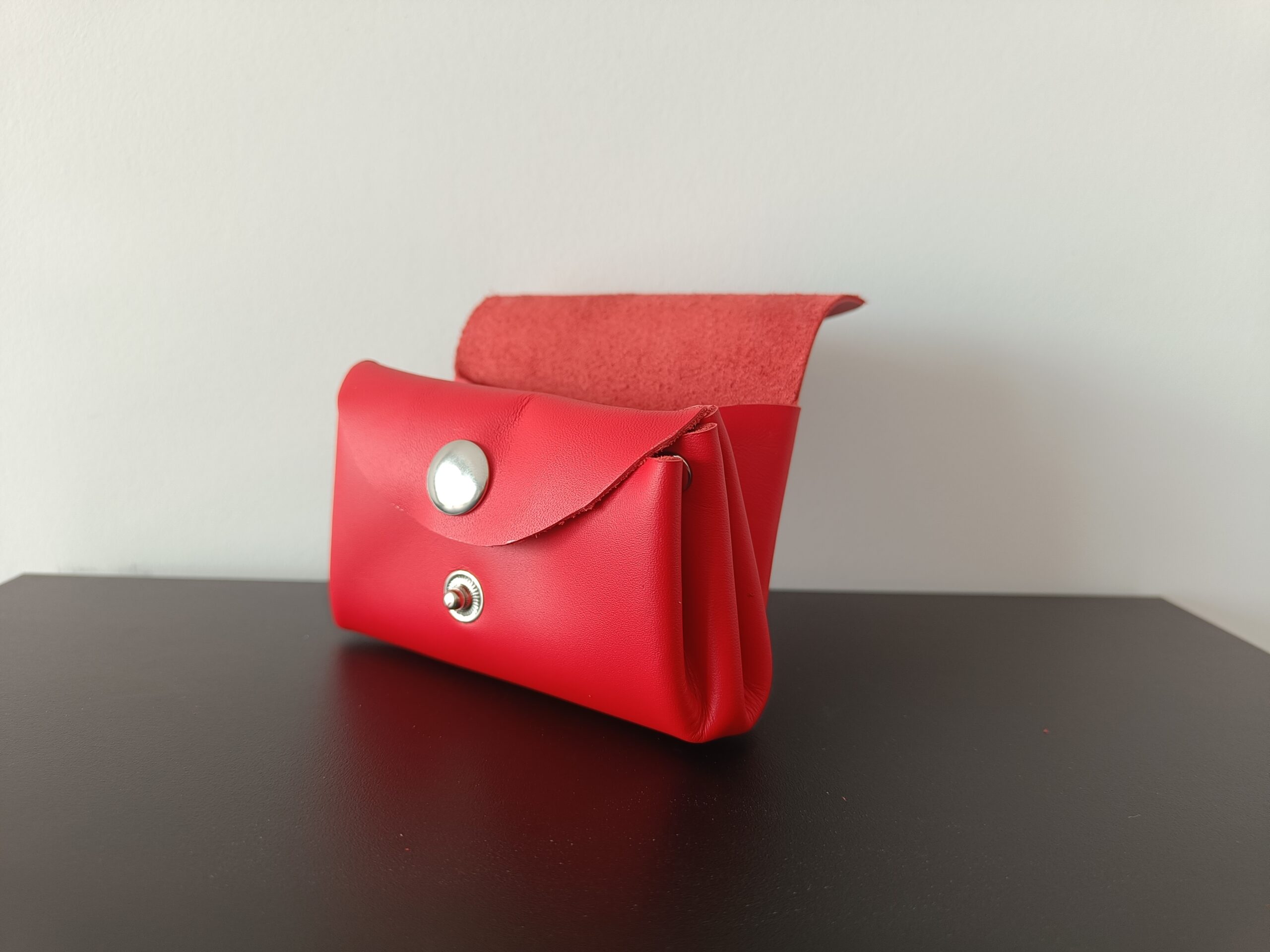 Porte-monnaie rouge mat bouton argent en cuir upcyclé fait main en France, vue de profil, ouvert