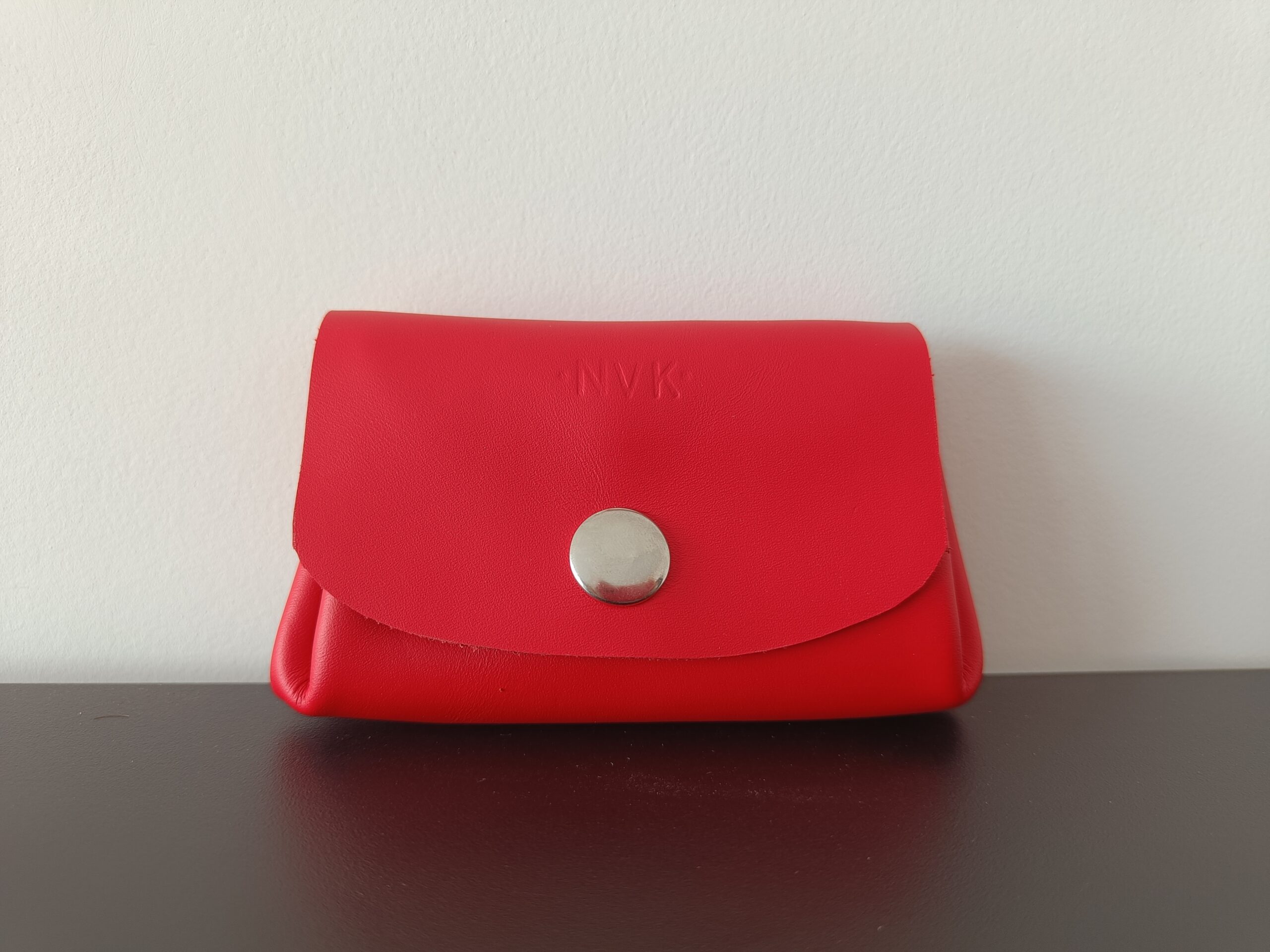 Porte-monnaie rouge mat bouton argent en cuir upcyclé fait main en France