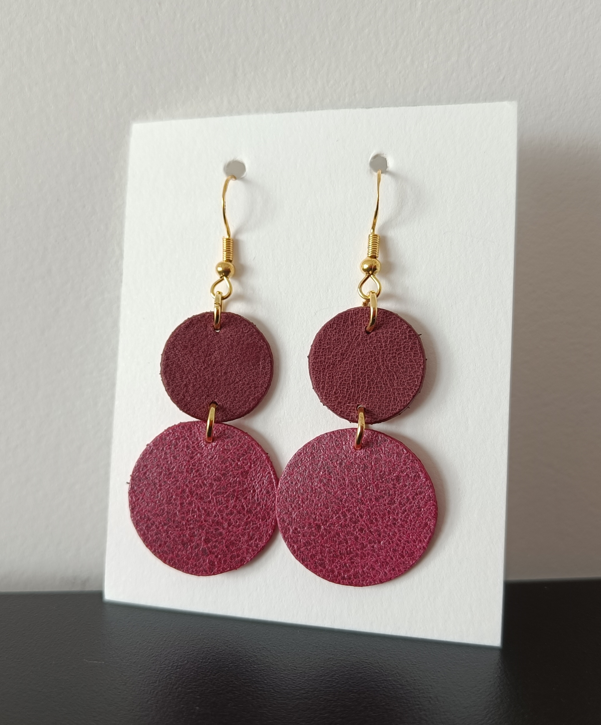 Boucles d'oreilles pourpre et bordeaux, dorées en cuir upcyclé fabriquées à la main en France