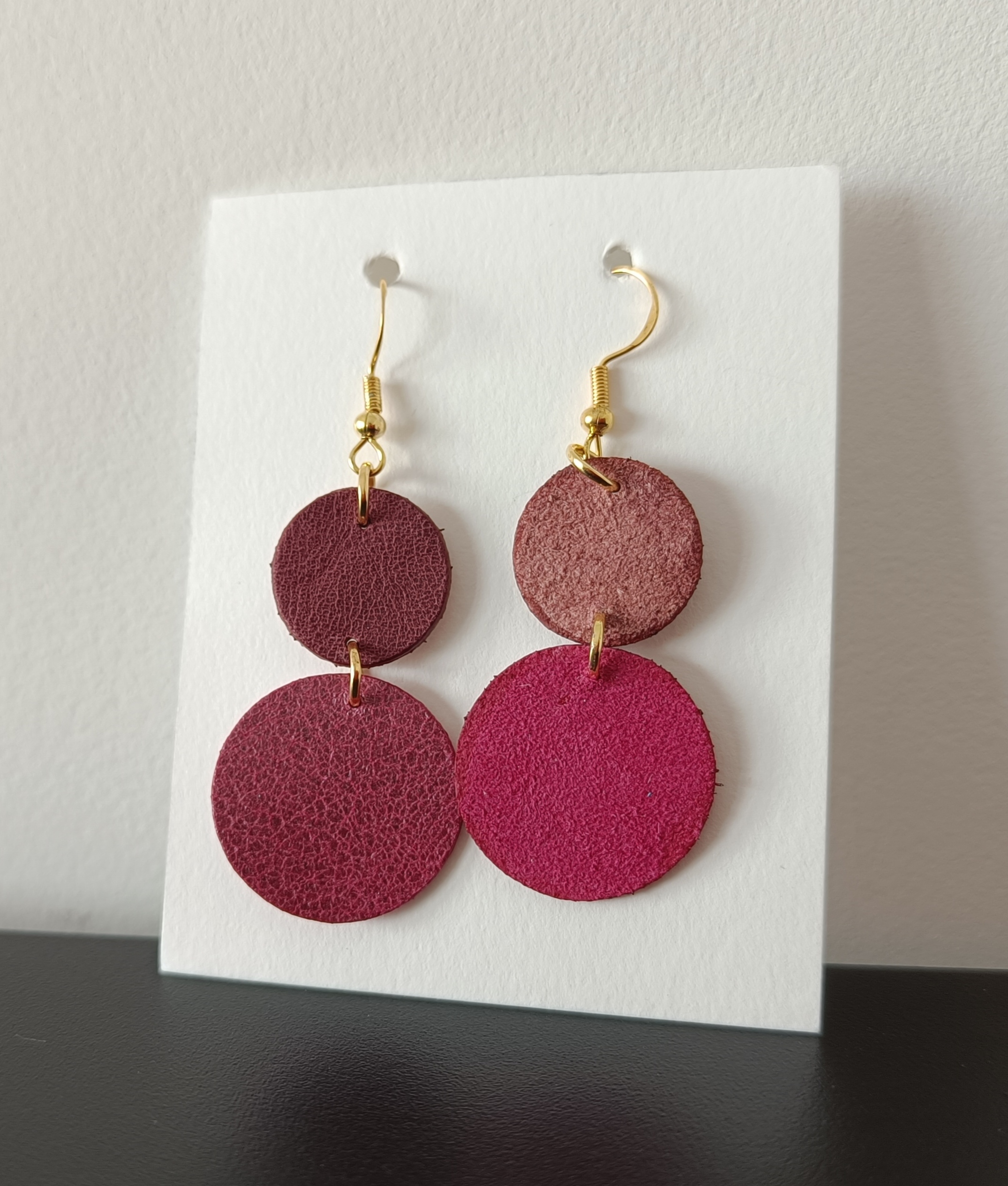 Boucles d'oreilles pourpre et bordeaux, dorées en cuir upcyclé fabriquées à la main en France. Vue arrière de la boucle
