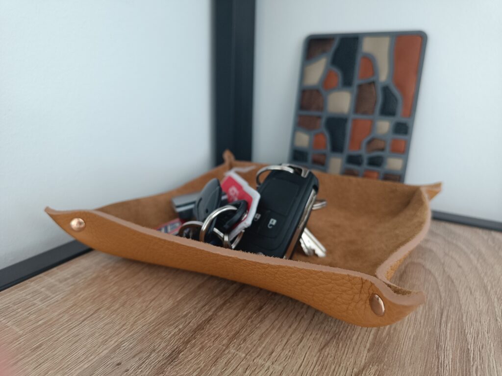 Vide poche en cuir upcyclé, marron avec finitions marrons