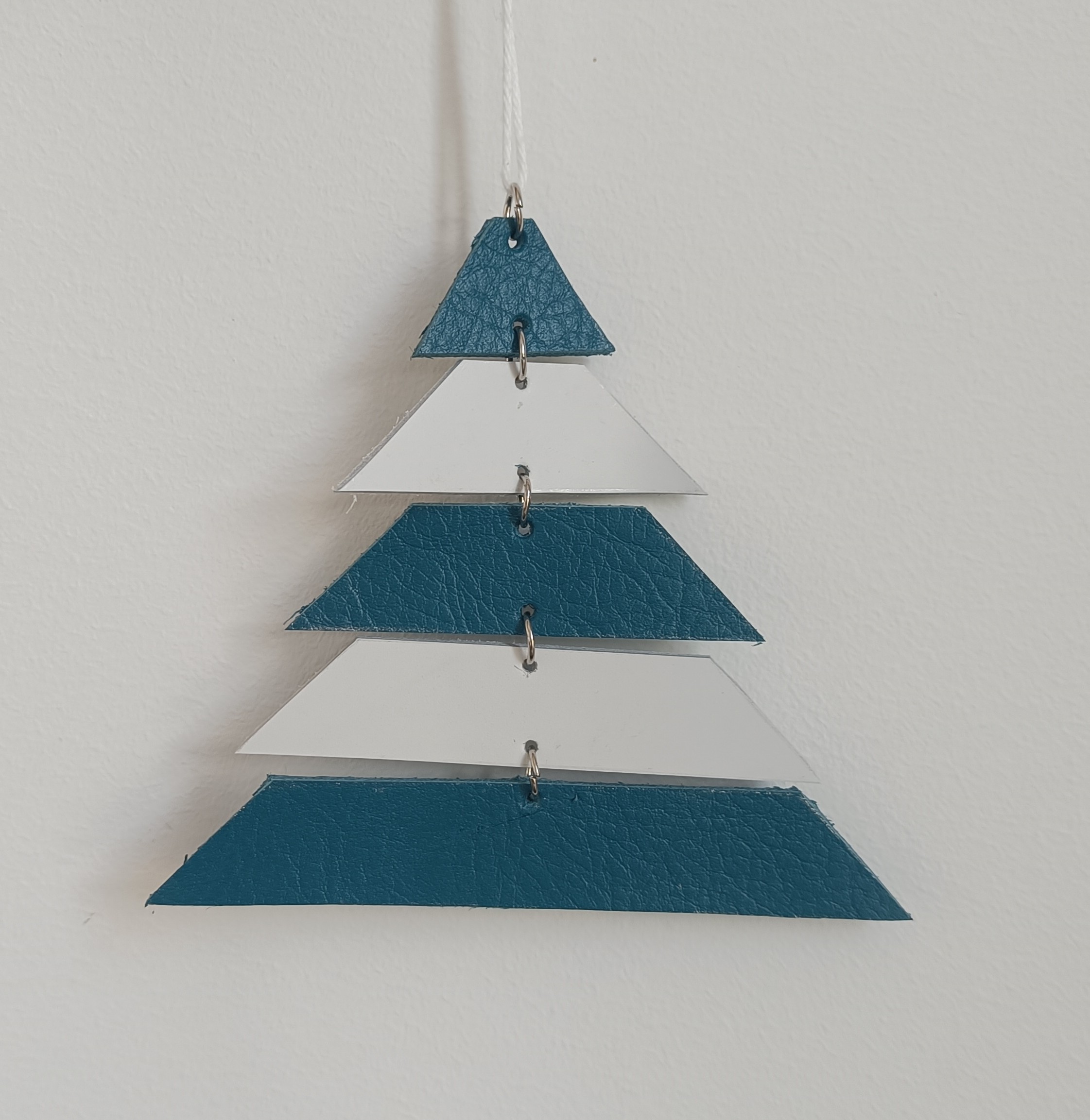 Suspension de noël sapin en cuir bleu vert et blanc