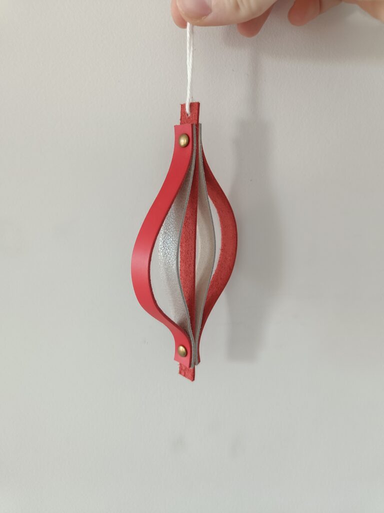 Suspension de noël sapin en cuir rouge et beige brillant