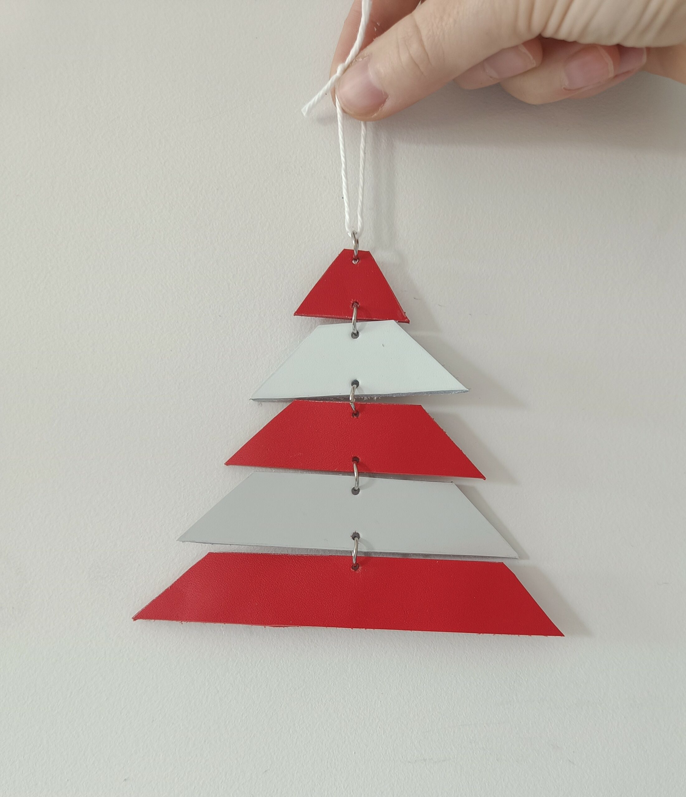 Suspension de noël sapin en cuir rouge et blanc
