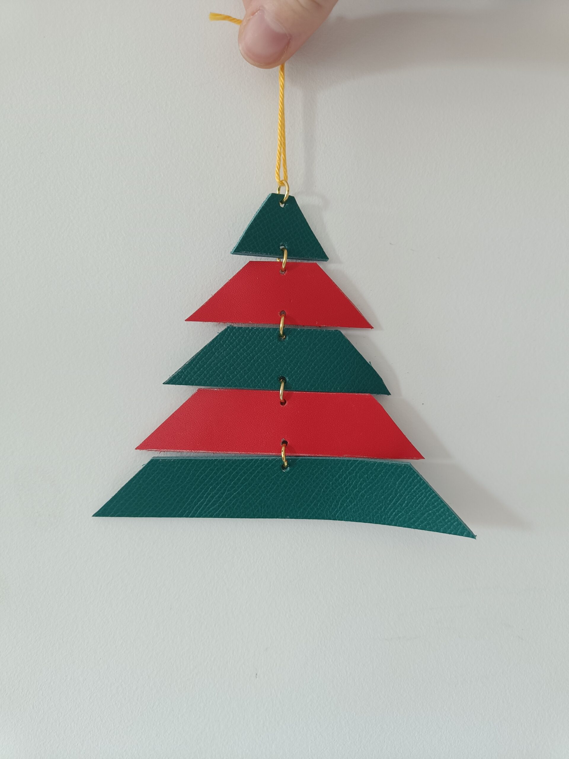 Suspension de noël sapin en cuir rouge et vert